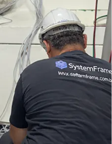 Equipe System Frame em infraestrutura e instalação