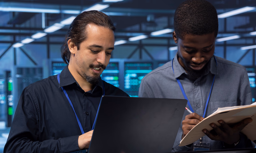 Equipe System Frame em execução de cabeamento